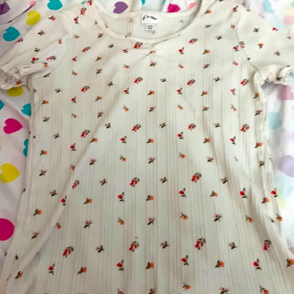 This is a cute shirt is white, size xs or it can fit a small and is so cute .
